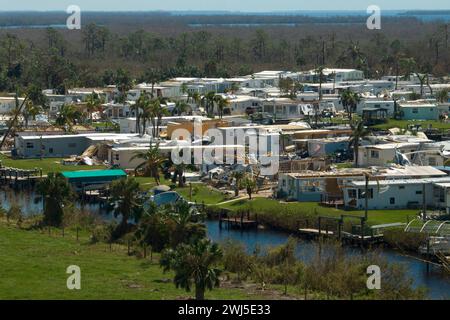 Zerstört durch starken Hurrikan Winde Vorstadthäuser in Florida Wohnmobil Wohngebiet. Folgen von Naturkatastrophen Stockfoto