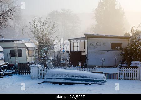 Der Campingplatz Steger im Winter mit Schnee und Nebel am frühen Morgen, Witten, Deutschland, Europa â€‹ Stockfoto