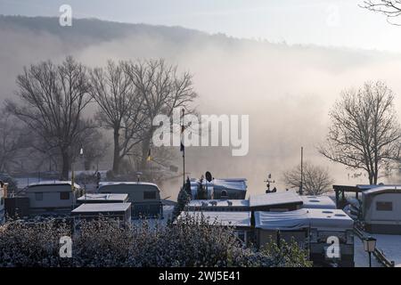 Der Campingplatz Steger im Winter mit Schnee und Nebel am frühen Morgen, Witten, Deutschland, Europa â€‹ Stockfoto