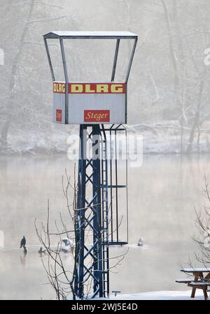 DLRG-Turm auf dem Campingplatz Steger mit Schnee und Nebel über dem Ruhrgebiet, Witten, Deutschland, Europa Stockfoto