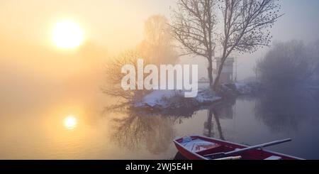 Die Ruhr im Winter am frühen Morgen mit Nebel bei Sonnenaufgang, Witten, Ruhrgebiet, Deutschland Europa Stockfoto