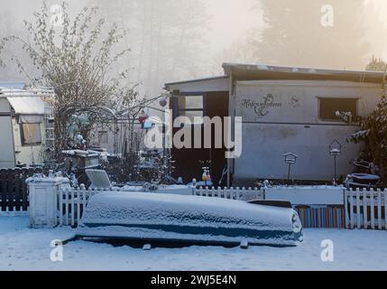 Der Campingplatz Steger im Winter mit Schnee und Nebel am frühen Morgen, Witten, Deutschland, Europa â€‹ Stockfoto