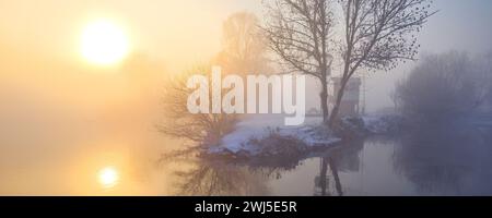 Die Ruhr im Winter am frühen Morgen mit Nebel bei Sonnenaufgang, Witten, Ruhrgebiet, Deutschland Europa Stockfoto