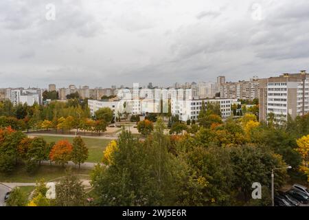 Blick auf die Stadt oder den Hof vom Fenster eines Appartementhauses im Herbst Stockfoto