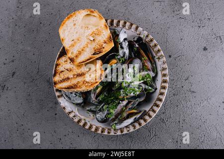 Traditionelles Barbecue italienische blaue Muschel mit Baguette Stockfoto