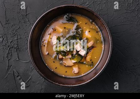 Suppe mit Algen und Pilzen von oben Stockfoto