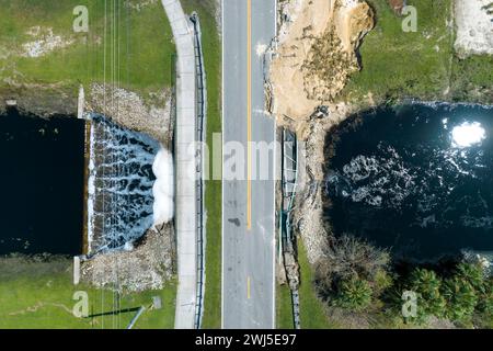 Reparatur zerstörter Brücke nach Hurrikanflut in Florida. Wiederaufbau beschädigter Straßen nach abgespültem Asphalt durch Hochwasser. Konstruktion Stockfoto