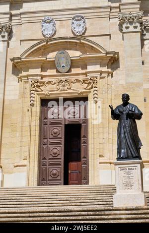 Lebensgroße Bronzestatue von Papst Johannes Paul II. Vor dem Haupteingang der Kathedrale der Himmelfahrt - Victoria, Malta Stockfoto