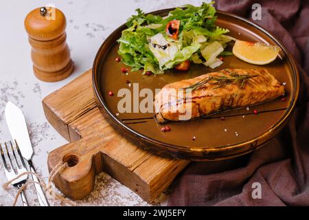 Gegrillter Lachs und Gemüse auf Teller Stockfoto