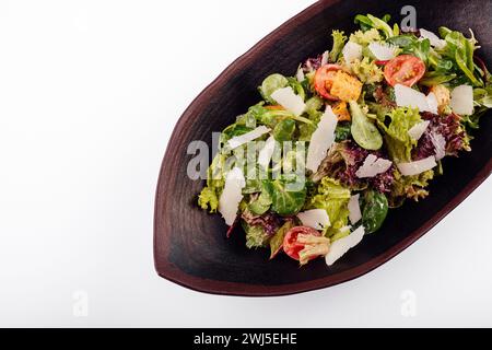 Köstliche frische Salat auf Teller, Nahaufnahme Stockfoto