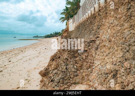 Korallenwand aus strukturierten und einzigartigen Korallenfelsen am Malindi Beach in Kenia Stockfoto