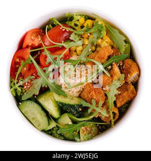 Salat mit gebratenen Hähnchennuggets und Gemüse Stockfoto