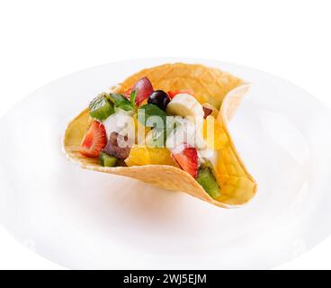 Vanilleeis in Waffelkorb isoliert auf weiß Stockfoto