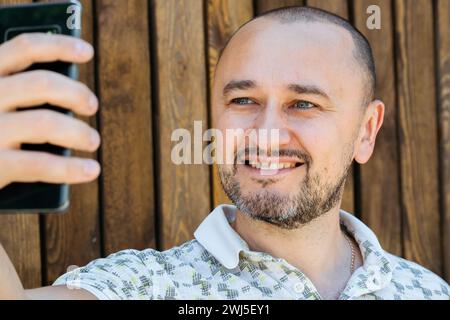 Ein Mann, Der Selfie Mit Einem Warmen Lächeln Nimmt Stockfoto