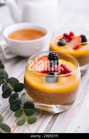 Leckere Panna Cotta mit Mango und Beeren Stockfoto