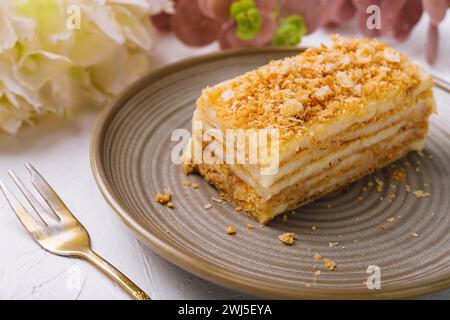 Napoleon Kuchen auf dem Teller auf dem Tisch close-up Stockfoto