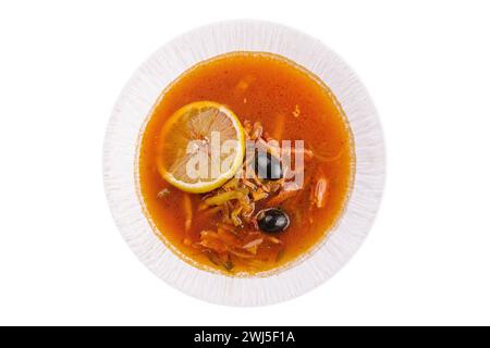 Soljanka-Mischung-Suppe mit Würstchen, Oliven und Zitronen Stockfoto