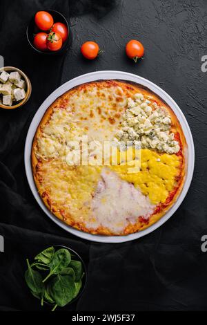 Verschiedene Käsesorten auf einer großen Pizza Stockfoto