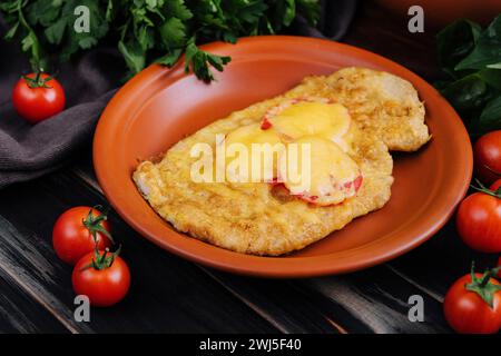 Im Ofen gebackenes Hähnchenfilet mit Käse und Tomaten Stockfoto