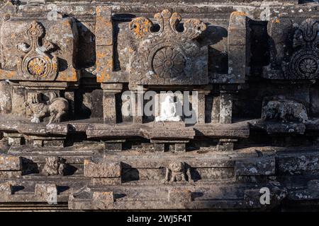 Aufwändig geschnitzte Steinskulpturen zieren den antiken Tempelkomplex in Shravanabelagola und spiegeln das reiche kulturelle Erbe der Stätte wider. Stockfoto