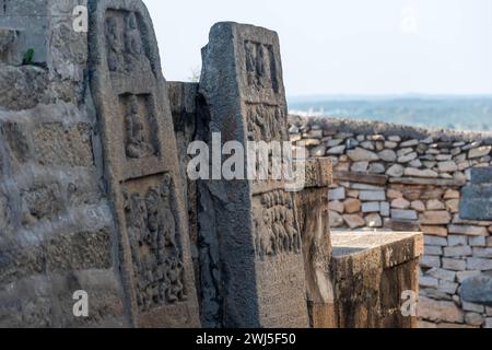 Ein Blick aus nächster Nähe auf die komplizierten Steinschnitzereien auf den Geländern an der historischen Stätte von Shravanabelagola, die bei näherem Abend festgehalten werden. Stockfoto