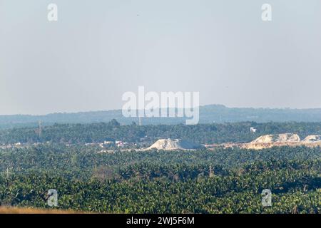 Dieses Bild fängt die beschauliche Landschaft von Shravanabelagola ein und zeigt das dichte Laub, das die Stadt unter einem klaren Himmel umgibt. Stockfoto