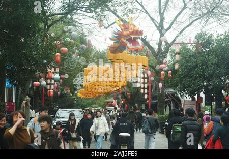 HANGZHOU, CHINA - 13. FEBRUAR 2024 - Touristen sehen eine 300 Meter lange Drachenlaterne im Xixi Wetland im West Lake District von Hangzhou, der Hauptstadt des Ostens Stockfoto