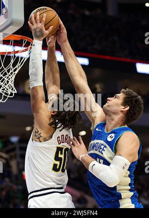 Milwaukee, USA. Februar 2024. Brook Lopez (R) blockiert den Schuss des Denver Nuggets Stürmers Aaron Gordon während des NBA-Spiels 2023-2024 zwischen Denver Nuggets und den Milwaukee Bucks am Fiserv Forum in Milwaukee, USA, am 12. Februar 2024. Quelle: Joel Lerner/Xinhua/Alamy Live News Stockfoto