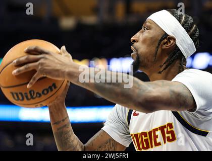 Milwaukee, USA. Februar 2024. Der Wachmann Kentavious Caldwell-Pope von Denver Nuggets schießt den Ball während des regulären NBA-Saisonspiels 2023-2024 zwischen Denver Nuggets und den Milwaukee Bucks am Fiserv Forum in Milwaukee, USA, am 12. Februar 2024. Quelle: Joel Lerner/Xinhua/Alamy Live News Stockfoto