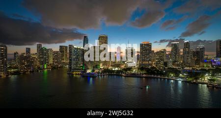 Blick von oben auf die hell erleuchteten Hochhäuser im Stadtteil Miami Brickell in Florida, USA. Amerikanische Megapolis mit Stockfoto