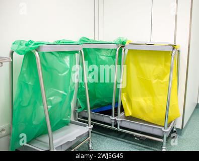 Verschiedene Mülltonnen mit Müll im Krankenhaus. Recyclingkonzept Stockfoto