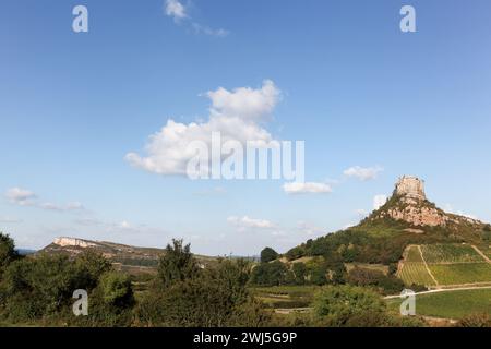 Blick auf die Felsen von Solutre und Vergisson mit Weinbergen, Burgund, Frankreich Stockfoto