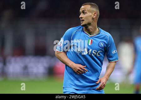 Stanislav Lobotka vom SSC Napoli sieht sich beim Spiel der Serie A zwischen dem AC Milan und dem SSC Napoli am 11. Februar 2024 im Stadio Giuseppe Meazza in Mailand an. Stockfoto