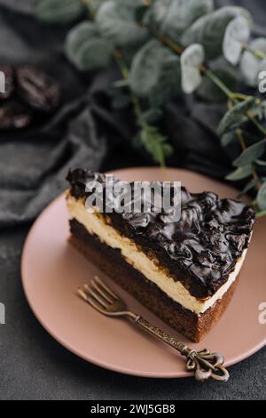 Schokolade, Karamell, Erdnusskuchen, Snickers auf einem Teller Stockfoto