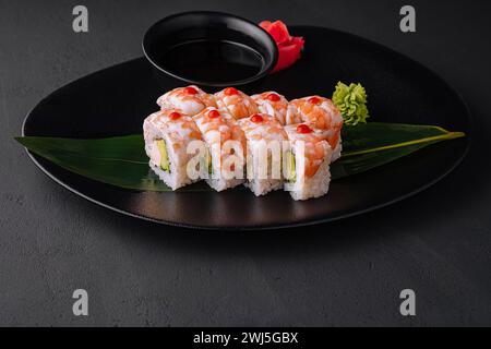 Sushi-Rolle mit Garnelenfleisch auf schwarzem Keramikplatte bedeckt Stockfoto