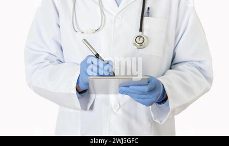 Zugeschnittenes Bild eines jungen Arztes, der auf seinem Touchpad tippt, mit weißem Hintergrund Stockfoto