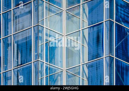 Leere Fenster eines Bürogebäudes ohne Menschen Stockfoto