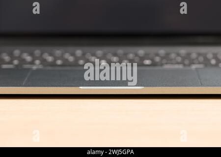 Schließen Sie einen Laptop auf einem Holztisch im Büro Stockfoto