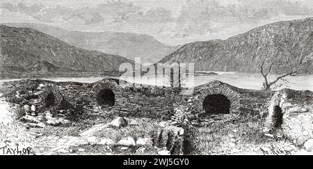 Steinzellen An Der Stätte Von St. Finbarrs. Eremitage aus dem 6. Jahrhundert, Gougane Barra Forest Park, County Cork. Republik Irland. Europa. Drei Monate in Irland von Miss Marie Anne de Bovet (1855–1935) Limerick und die Clare Coast 1889, Le Tour du Monde 1890 Stockfoto