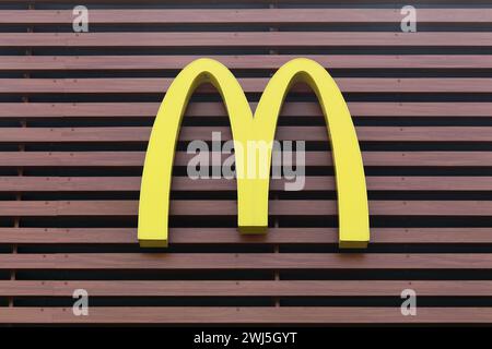 Vejle, Dänemark - 4. Juli 2015: McDonald's Logo auf einer gestreiften Fassade. McDonald's ist die weltweit größte Kette von Hamburger-Fast-Food-Restaurants Stockfoto