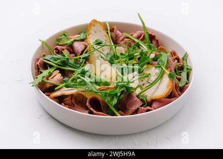 Warmer Kalbssalat und Rucola mit Mandeln Stockfoto