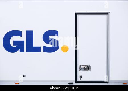 Aarhus, Dänemark – 4. März 2022: GLS-Logo auf einem Fahrzeug. General Logistics Systems ist ein niederländisches britisches Logistikunternehmen mit Sitz in Amsterdam Stockfoto