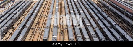 Luftaufnahme des Depots mit vielen Zügen in New York City Stockfoto