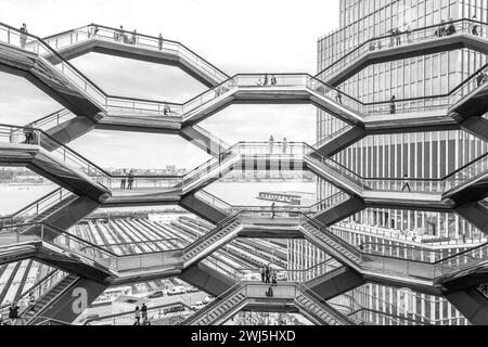 New York City, NY, USA - 17. Mai 2019: Das Schiff, auch bekannt als die Hudson Yards Staircase, schwarz-weiß Stockfoto