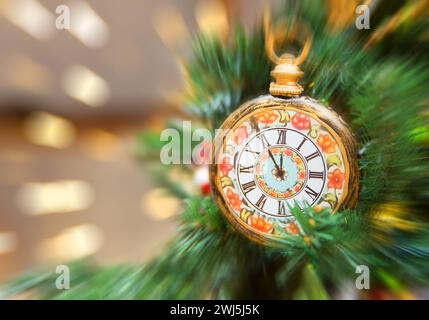 Christamas Baumschmuck mit Uhren, die fünf Minuten bis zum neuen Jahr mit Bewegungsunschärfe-Effekt anzeigen Stockfoto