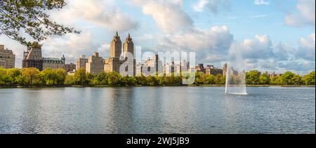Panorama mit Eldorado-Gebäude und Reservoir mit Brunnen im Central Park in Midtown Manhattan in New York City Upper West sid Stockfoto