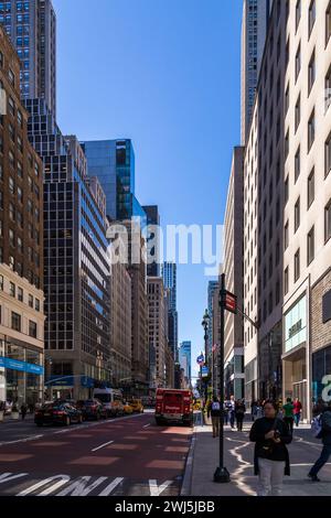 New york, USA - 16. Mai 2019: Geschäftige breite Straße in New York City, USA Stockfoto