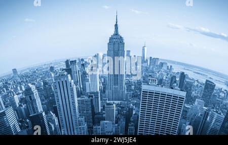 Fischaugen-Luftaufnahme von Manhattan in New York City, USA. Skyline-Panorama bei Sonnenuntergang. Fischaugenobjektiv-Effekt Stockfoto