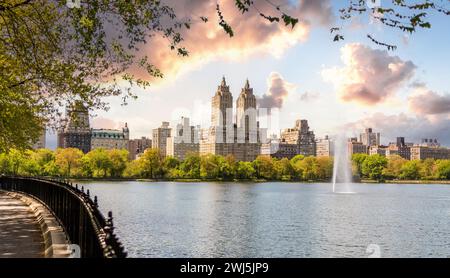 Skyline-Panorama mit Eldorado-Gebäude und Stausee mit Brunnen im Central Park in Midtown Manhattan in New York City Stockfoto