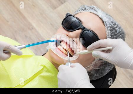 Patient mit Wangenaufroller liegt im Zahnarztbüro Stockfoto